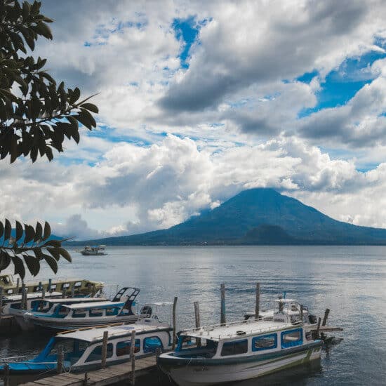 circuit-guatemala-lac-atitlan-isaac-cortes-unsplash