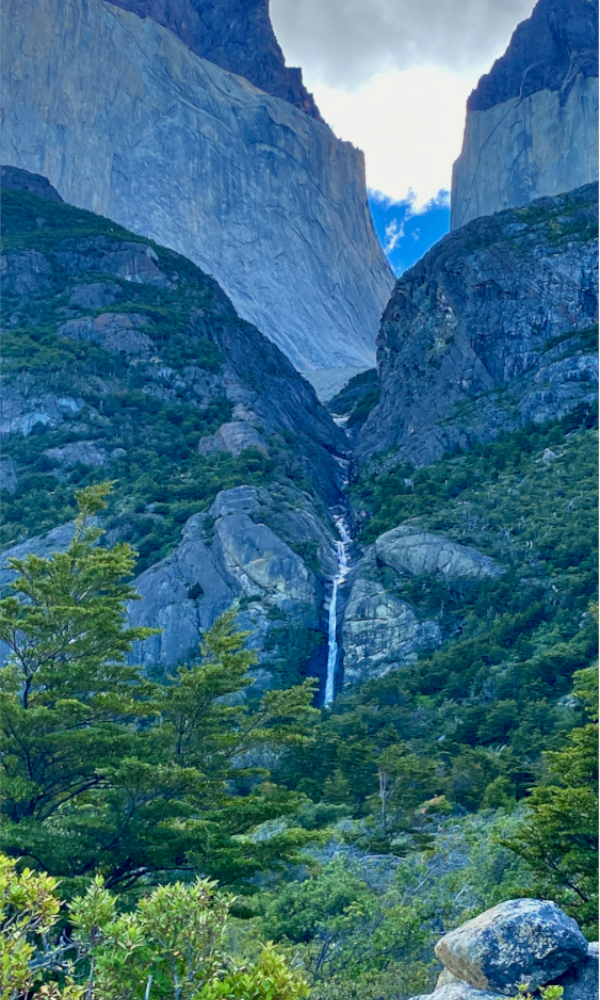 Trek-w-torres-del-paine-tierra-latina-cascade-cuernos-voyage-chili