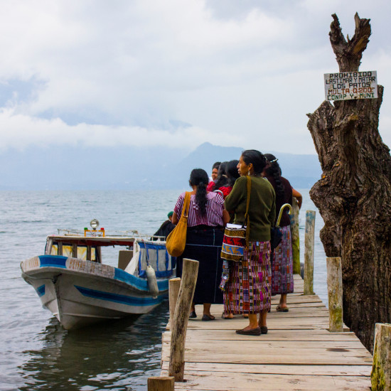 circuit-guatemala-express-lac-atitlan-robin-canfield-unsplash/