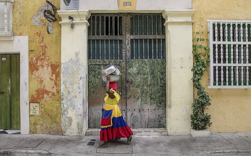 voyage-colombie-carthagene-ruelle-femme-shonejai-pixabay-963