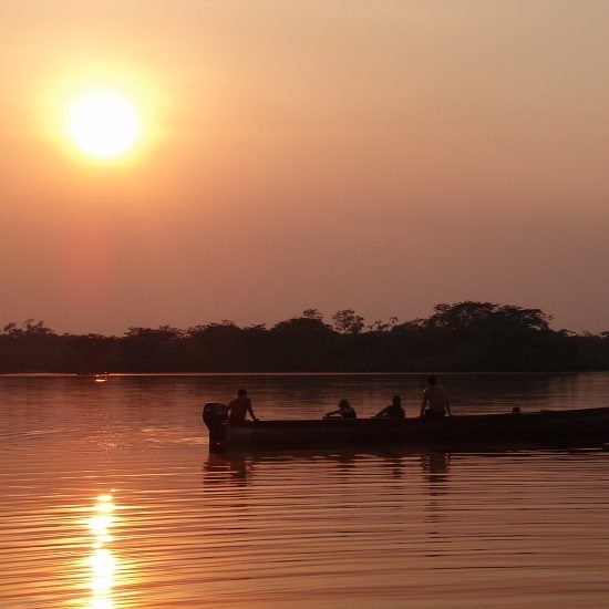 voyage-equateur-pirogue-soleil-couchant-amazonie-ramon-ferrer-flickr