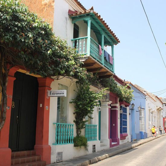colombie cartagene rue maisons colorées typiques
