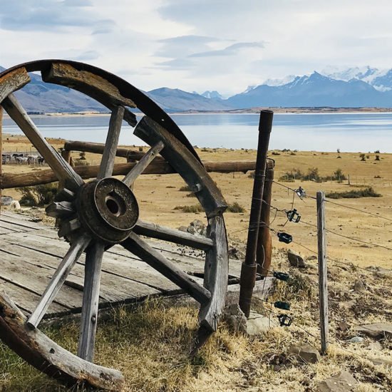 argentine patagonie estancia champs paysage nature immersion à perte de vue montagne lac el calafate ferme auberge gite roue charrette