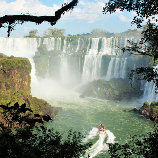 argentine brésil parc national chute iguazu nature merveille catarratas bateau immersion jungle flore verdoyant unesco