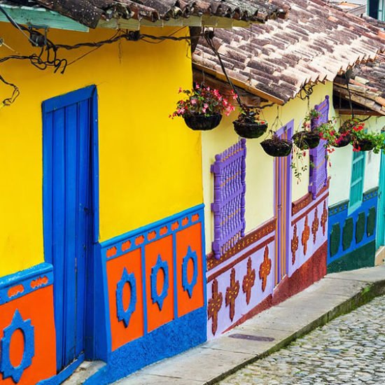 maisons colorées typiques rue pavée colombie bogota capitale