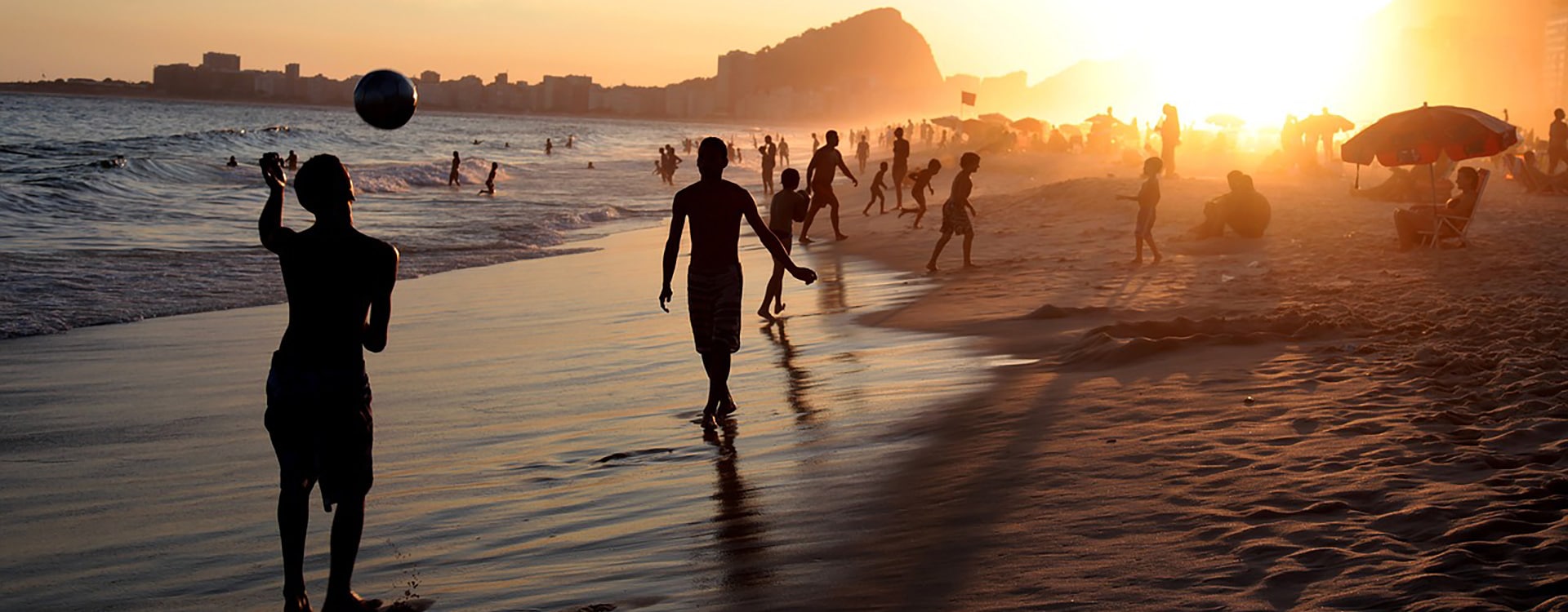 Copacabana Bresil Rio de Janeiro plage sunset foot