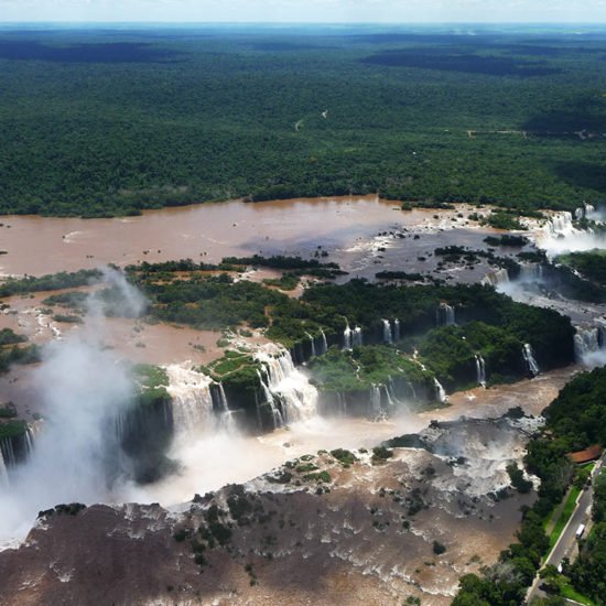 argentine iguazu helicoptere vue du ciel survol immersion nature merveille unesco forêt