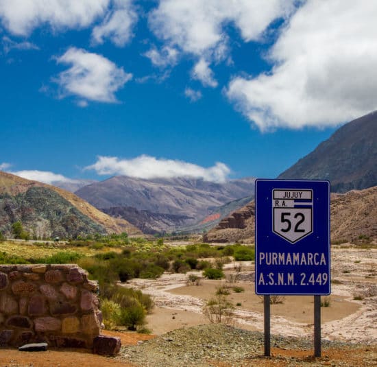 argentine nord ouest argentin jujuy purmamarca désert montagne panneau routier route 52