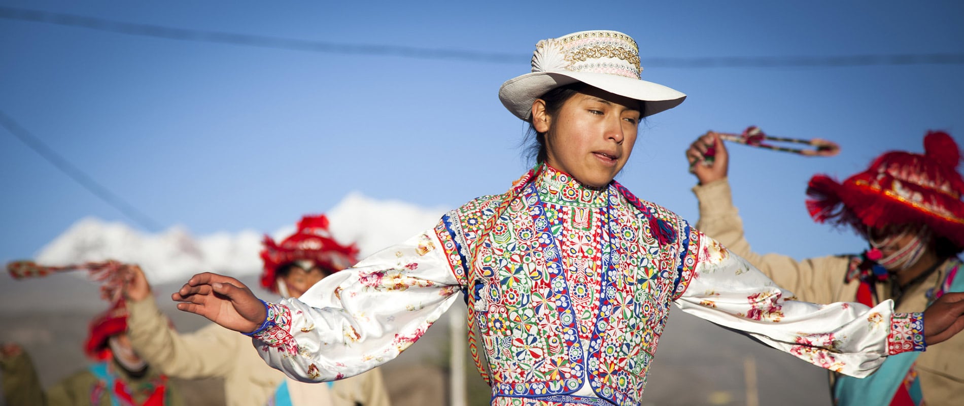 perou fête de la toussaint danseuse