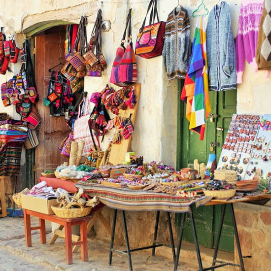 argentine jujuy purmamarca marché produits locaux colorés stand