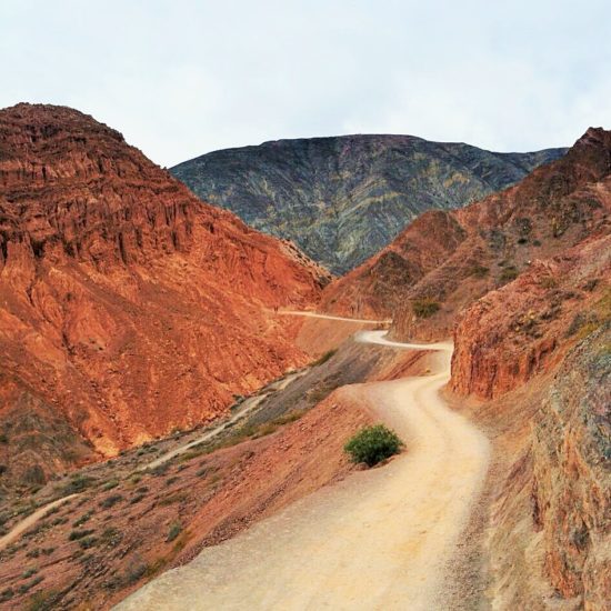 argentine purmamarca montagne 7 couleurs curiosité nord chemin sinueux désertique désert