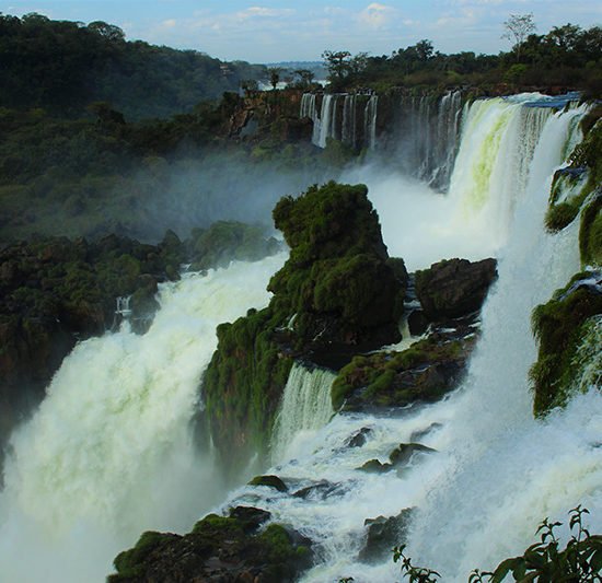Chutes Iguazu jungle immersion nature parc national argentine panorama merveille unesco brésil iguaçu cascade