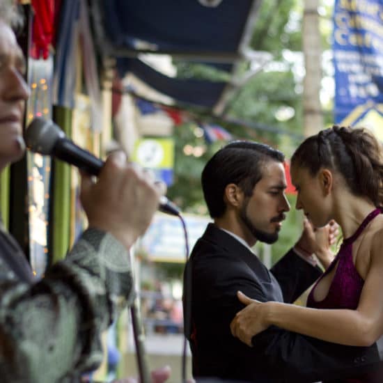 argentine buenos aires capitale stage show tango argentin cours particuliers danse culture locale patrimoine spectacle rouge chanteur musique