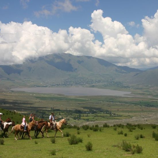 argentine nord ouest argentin randonnée cheval balade séjour verdure montagne immersion vue imprenable guide