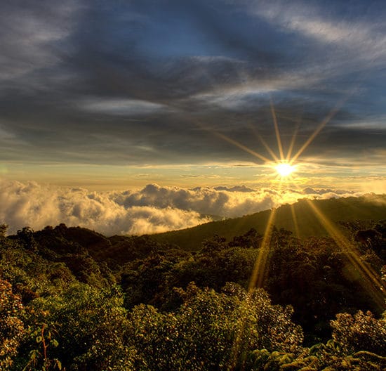 voyage au Costa Rica - coucher de soleil sur les volancs