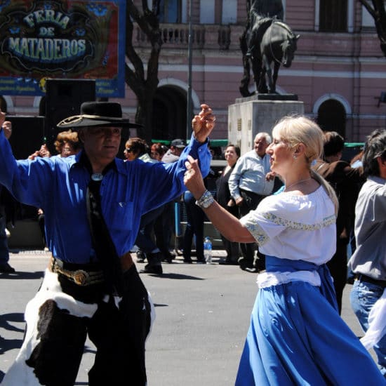 argentine buenos aires feria de mataderos fête tradition populaire culture locale gaucho marché