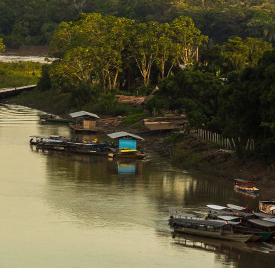 pérou puerto maldonado fleuve amazone amazonie barques