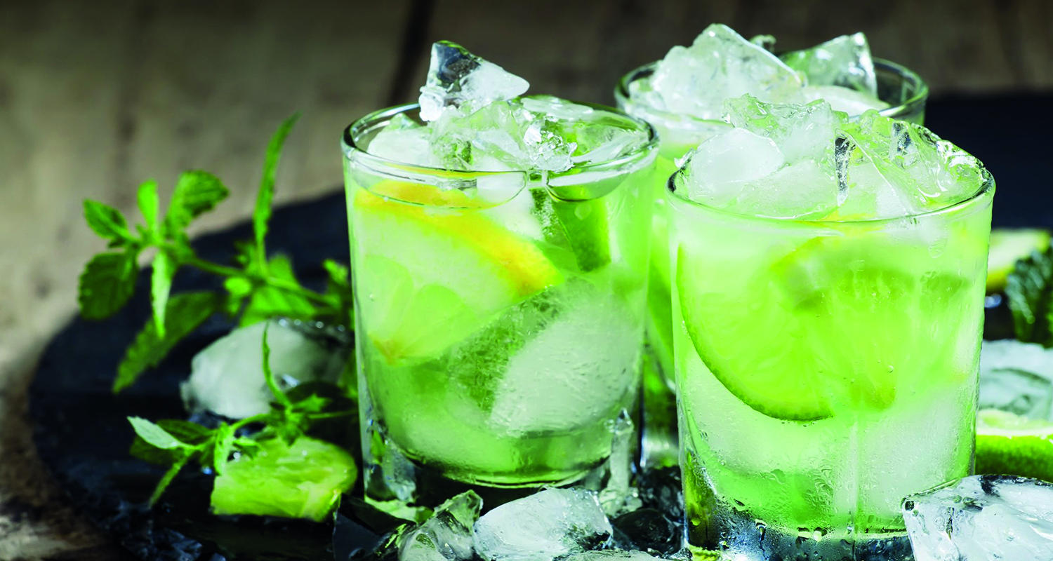 Glace Pilée Et Pilon Sur Table Pour La Préparation De Caipirinha