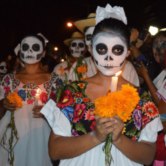 mexique dia de los muertos jour des morts procession tradition déguisement maquillage célébration bougie