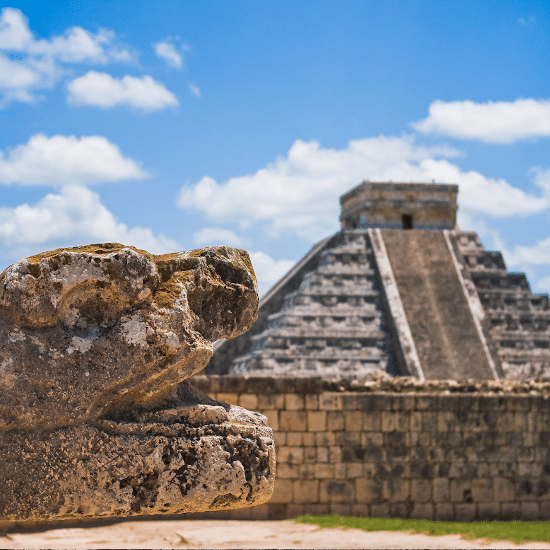 mexique chichen itza maya yucatan 7 merveilles du monde unesco site archéologique sculpture vestige culture artchitecture pré-coloniale