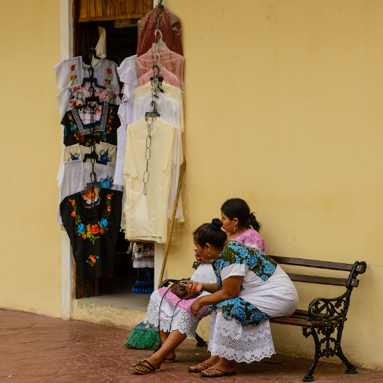 Mexique valladolid yucatan femmes maya communauté locale natifs natives merida artisanat vêtement folklorique traditionnel rue marché culture jaune banc