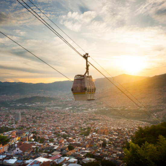 colombie medellin télécabine téléphérique coucher de soleil panorama vallée