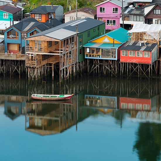 voyage-chili-chiloe-palafitos-AdobeStock_221128256