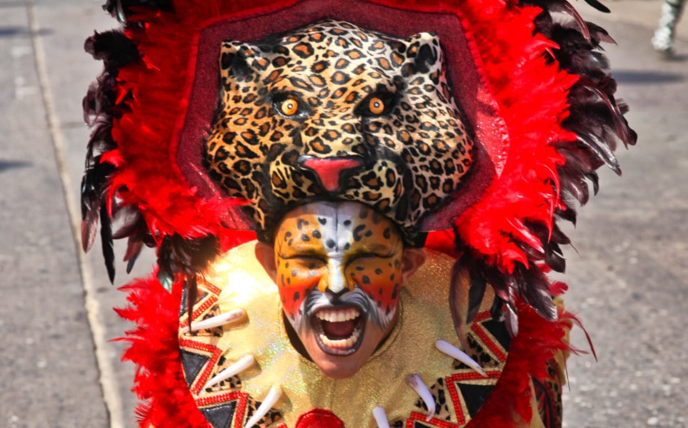 TierraLatina-Colombie--Carnaval-Barranquilla-Homme-Déguisé