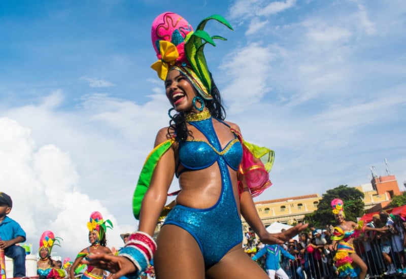TierraLatina-Colombie-Carnval-Femme-Costume-Couleurs
