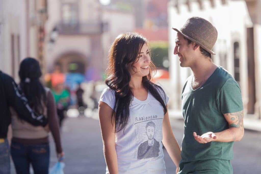 Couple marchant dans les rues mexicaines