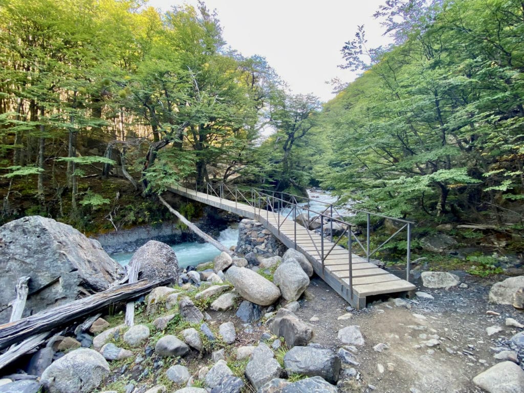 Trek-w-torres-del-paine-chili-sentier-pont-riviere-tierra-latina