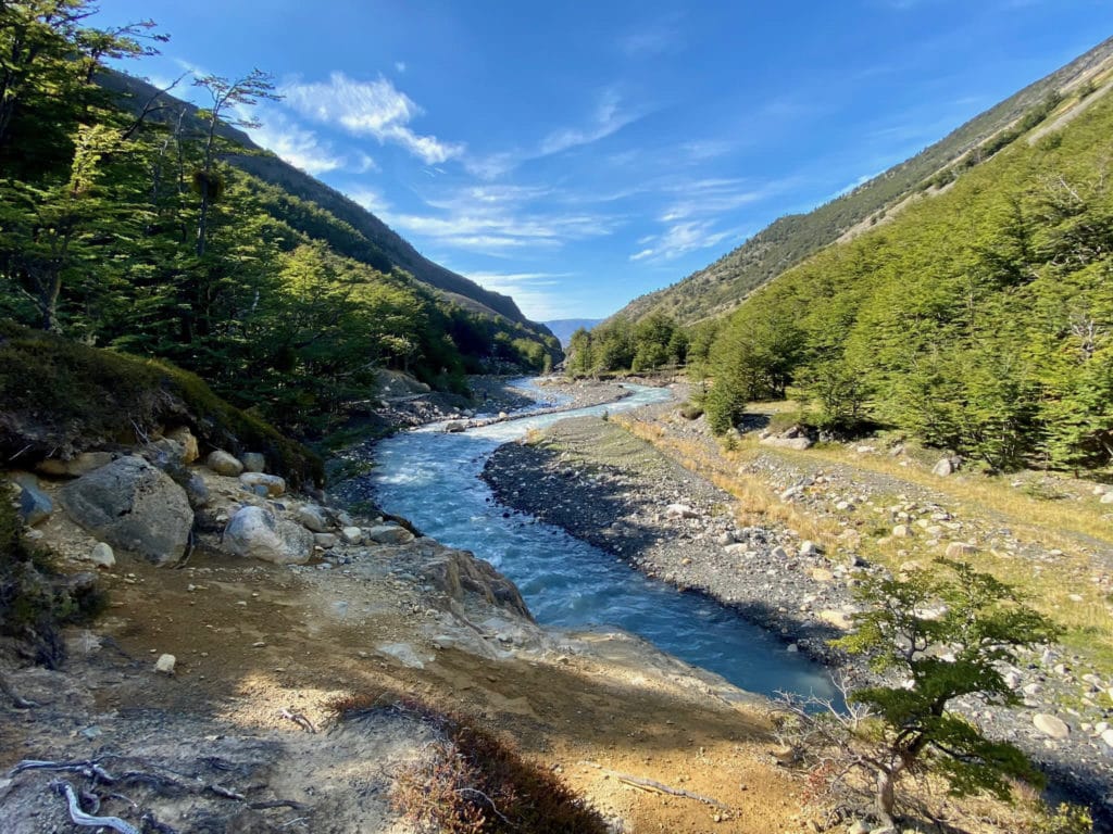 Trek-w-torres-del-paine-chili-sentier-riviere-tierra-latina