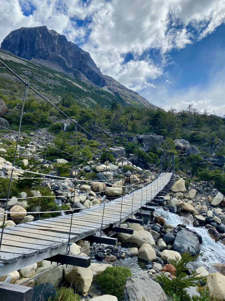 Trek-w-torres-del-paine-tierra-latina-pont-suspendu