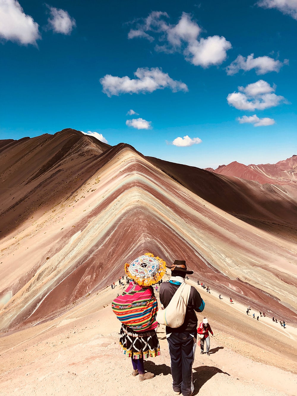 https://www.tierra-latina.com/wp-content/uploads/2022/08/voyage-perou-petit-groupe-vinicunca-cuzco-gabriel-silva-suares-unsplash.jpg