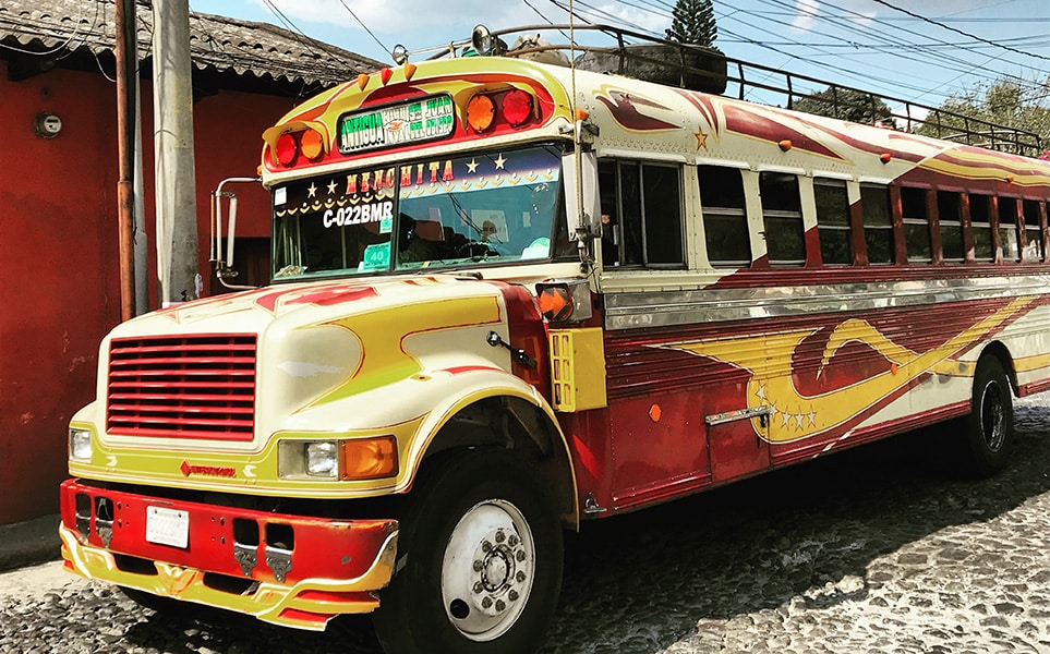 voyage-au-guatemala-chicken-bus-shreena-bindra-unsplash
