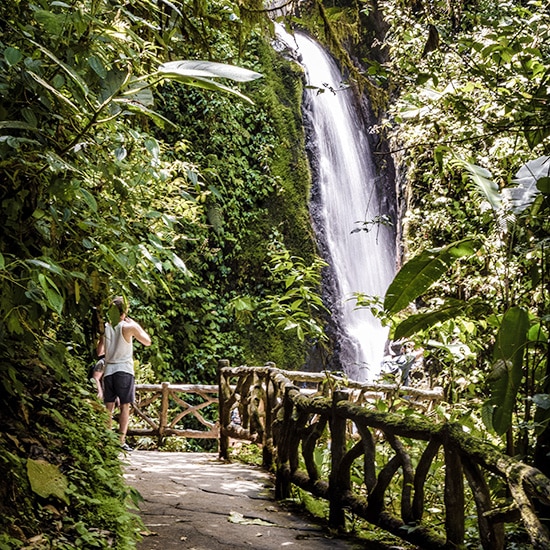 voyage-costa-rica-cascade-arenal-tom-podmore-unsplash