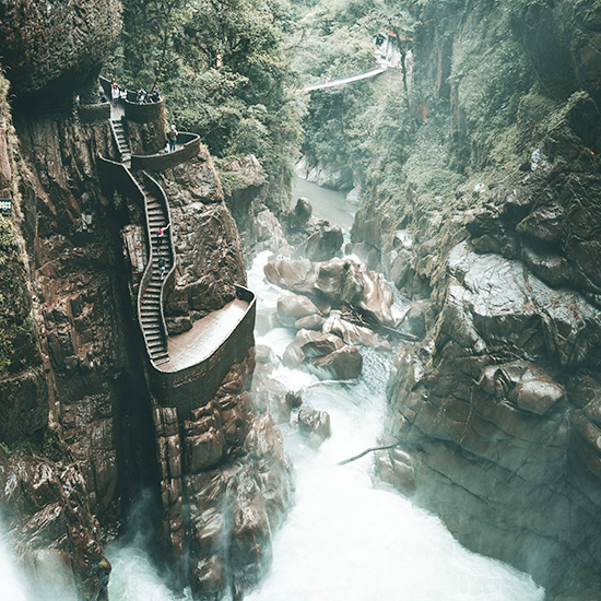 voyage-equateur-banos-cascades-shad-meeg-unsplash