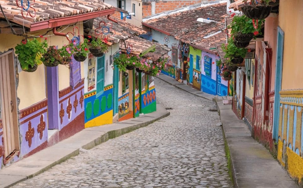 voyage-colombie-coloniale-guatape-iferol-getty-images