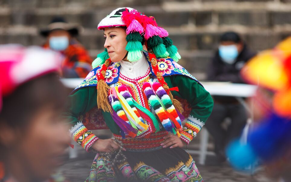 voyage-perou-cuzco-danseuse-pexels-marco-alhelm
